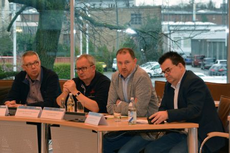 Aufgrund des Erlasses vom NRW-Gesundheitsministerium zu Großveranstaltungen nahmen an der Pressekonferenz teil, von links: von den Paderborner Baskets Christoph Schlösser, vom SC Grün Weiß Paderborn Thomas Lippe, Organisationsleiter des Osterlaufs Christian Stork und Geschäftsführer vom SCP-Paderborn Martin Hornberger. Foto: Amt für Presse und Öffentlichkeit, Kreis Paderborn, Meike Delang